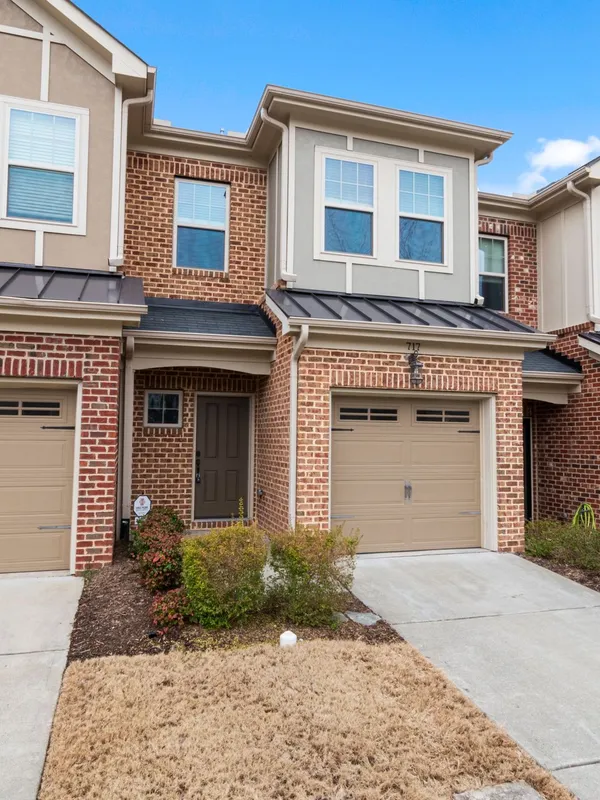 Townhomes representative of Arlington, Virginia